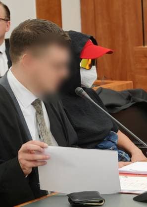 06.07.2026 xkhx Kassel,Langegericht Prozessbeginn Wilke Waldecker Fleisch- und Wurstwaren GmbH & Co. KG KG, Verfahren gegen Ronny M. mit Mütze, Skibrille und Maske *** July 6, 2026 xkhx Kassel, Langegericht: Start of trial against Wilke Waldecker Fleisch und Wurstwaren GmbH Co KG KG; proceedings against Ronny M., wearing a cap, ski goggles, and a mask KH