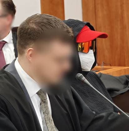 06.07.2026 xkhx Kassel,Langegericht Prozessbeginn Wilke Waldecker Fleisch- und Wurstwaren GmbH & Co. KG KG, Verfahren gegen Ronny M. mit Mütze, Skibrille und Maske *** July 6, 2026 xkhx Kassel, Langegericht: Start of trial against Wilke Waldecker Fleisch und Wurstwaren GmbH Co KG KG; proceedings against Ronny M., wearing a cap, ski goggles, and a mask KH