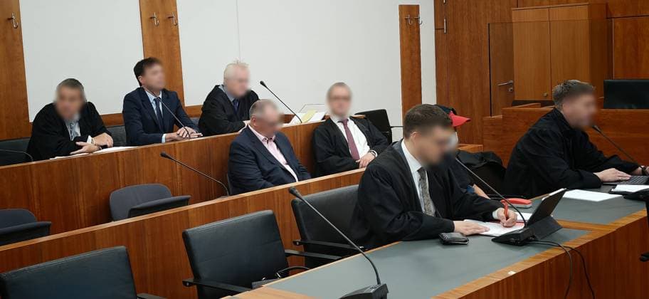 06.07.2026 xkhx Kassel,Langegericht Prozessbeginn Wilke Waldecker Fleisch- und Wurstwaren GmbH & Co. KG KG, Verfahren gegen Bild zeigt von hinten nach vorne Geschäftsführer Klaus Peter R. Frank Walter S. Ronny M. *** July 6, 2026 xkhx Kassel, Langegericht: Start of trial against Wilke Waldecker Fleisch und Wurstwaren GmbH Co KG KG; the photo shows, from back to front, Managing Directors Klaus Peter R., Frank Walter S., and Ronny M. KH