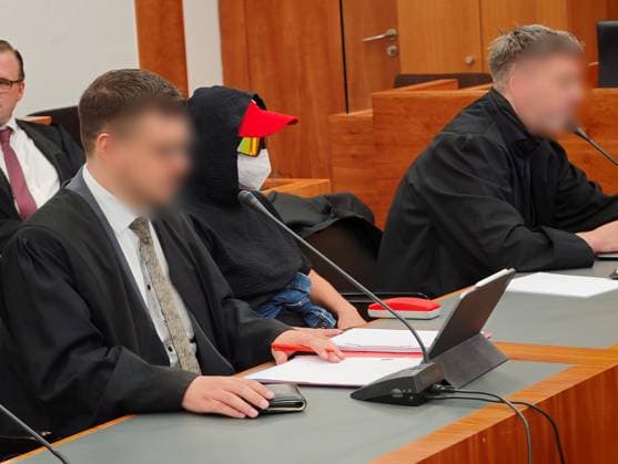 06.07.2026 xkhx Kassel,Langegericht Prozessbeginn Wilke Waldecker Fleisch- und Wurstwaren GmbH & Co. KG KG, Verfahren gegen Ronny M. mit Mütze, Skibrille und Maske *** July 6, 2026 xkhx Kassel, Langegericht: Start of trial against Wilke Waldecker Fleisch und Wurstwaren GmbH Co KG KG; proceedings against Ronny M., wearing a cap, ski goggles, and a mask KH
