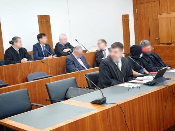 06.07.2026 xkhx Kassel,Langegericht Prozessbeginn Wilke Waldecker Fleisch- und Wurstwaren GmbH & Co. KG KG, Verfahren gegen Bild zeigt von hinten nach vorne Geschäftsführer Klaus Peter R. Frank Walter S. Ronny M. *** July 6, 2026 xkhx Kassel, Langegericht: Start of trial against Wilke Waldecker Fleisch und Wurstwaren GmbH Co KG KG; the photo shows, from back to front, Managing Directors Klaus Peter R., Frank Walter S., and Ronny M. KH