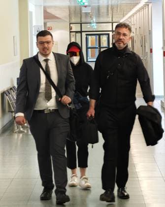 06.07.2026 xkhx Kassel,Landgericht Prozessbeginn Wilke Waldecker Fleisch- und Wurstwaren GmbH & Co. KG KG, Verfahren gegen Bild zeigt Ronny M. mit Mütze, Skibrille und Maske *** July 6, 2026 xkhx Kassel, Regional Court: Start of trial against Wilke Waldecker Fleisch und Wurstwaren GmbH Co KG KG; the photo shows Ronny M. wearing a cap, ski goggles, and a mask KH