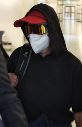 06.07.2026 xkhx Kassel,Landgericht Prozessbeginn Wilke Waldecker Fleisch- und Wurstwaren GmbH & Co. KG KG, Verfahren gegen Bild zeigt Ronny M. mit Mütze, Skibrille und Maske *** July 6, 2026 xkhx Kassel, Regional Court: Start of trial against Wilke Waldecker Fleisch und Wurstwaren GmbH Co KG KG; the photo shows Ronny M. wearing a cap, ski goggles, and a mask KH