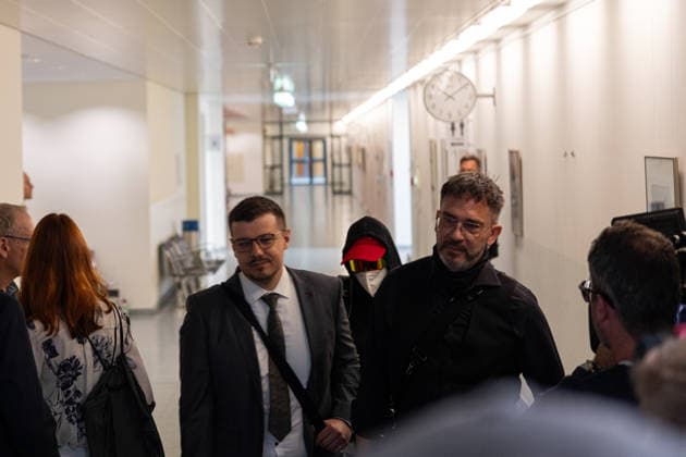 Wilke-Chefs vor Gericht Anklage wegen fahrlässiger Tötung in elf Fällen Am 06.07.2026 begann vor dem Landgericht Kassel das Strafverfahren gegen drei frühere Verantwortliche der inzwischen geschlossenen Wilke-Wurst-Fabrik. Angeklagt wurden der 57 Jahre alte Geschäftsführer, seine 55 Jahre alte Stellvertreterin und der 58 Jahre alte Produktionsleiter. Die Staatsanwaltschaft wirft ihnen unter anderem fahrlässige Tötung in elf Fällen, fahrlässige Körperverletzung in sieben Fällen, Betrug sowie Verstöße gegen das Lebensmittel- und Futtermittelgesetzbuch vor. Der Fall steht im Zusammenhang mit dem Lebensmittelskandal um den Betrieb in Twistetal-Berndorf, der am 02.10.2019 öffentlich wurde. Die Beweisakte umfasst nach Angaben d