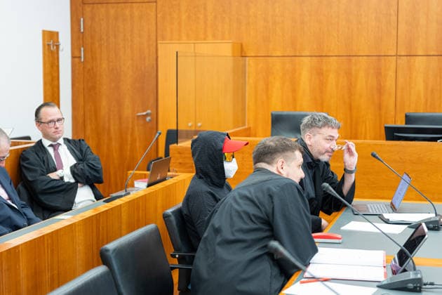 Wilke-Chefs vor Gericht Anklage wegen fahrlässiger Tötung in elf Fällen Am 06.07.2026 begann vor dem Landgericht Kassel das Strafverfahren gegen drei frühere Verantwortliche der inzwischen geschlossenen Wilke-Wurst-Fabrik. Angeklagt wurden der 57 Jahre alte Geschäftsführer, seine 55 Jahre alte Stellvertreterin und der 58 Jahre alte Produktionsleiter. Die Staatsanwaltschaft wirft ihnen unter anderem fahrlässige Tötung in elf Fällen, fahrlässige Körperverletzung in sieben Fällen, Betrug sowie Verstöße gegen das Lebensmittel- und Futtermittelgesetzbuch vor. Der Fall steht im Zusammenhang mit dem Lebensmittelskandal um den Betrieb in Twistetal-Berndorf, der am 02.10.2019 öffentlich wurde. Die Beweisakte umfasst nach Angaben d