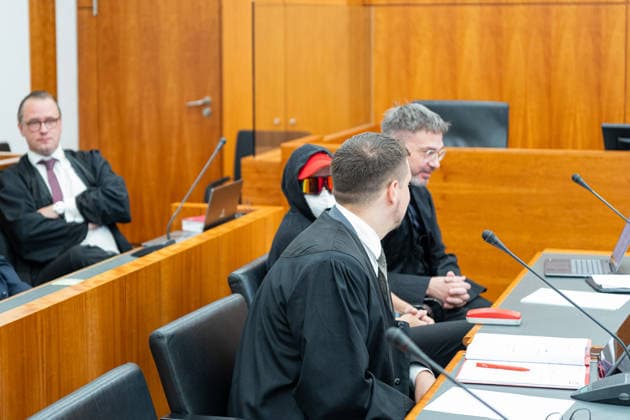Wilke-Chefs vor Gericht Anklage wegen fahrlässiger Tötung in elf Fällen Am 06.07.2026 begann vor dem Landgericht Kassel das Strafverfahren gegen drei frühere Verantwortliche der inzwischen geschlossenen Wilke-Wurst-Fabrik. Angeklagt wurden der 57 Jahre alte Geschäftsführer, seine 55 Jahre alte Stellvertreterin und der 58 Jahre alte Produktionsleiter. Die Staatsanwaltschaft wirft ihnen unter anderem fahrlässige Tötung in elf Fällen, fahrlässige Körperverletzung in sieben Fällen, Betrug sowie Verstöße gegen das Lebensmittel- und Futtermittelgesetzbuch vor. Der Fall steht im Zusammenhang mit dem Lebensmittelskandal um den Betrieb in Twistetal-Berndorf, der am 02.10.2019 öffentlich wurde. Die Beweisakte umfasst nach Angaben d