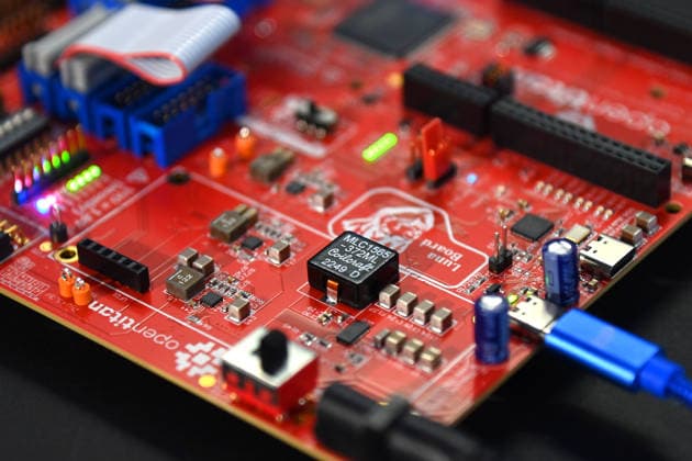Nahaufnahme einer roten Elektronikplatine mit Steckverbindern, DIP-Schalter, Stiftleisten und Flachbandkabel. 5.Bayerischer Halbleiter-Kongress am 06.07.2026 in Muenchen. *** Close-up of a red circuit board with connectors, DIP switches, pin headers, and ribbon cables 5th Bavarian Semiconductor Congress on July 6, 2026, in Munich