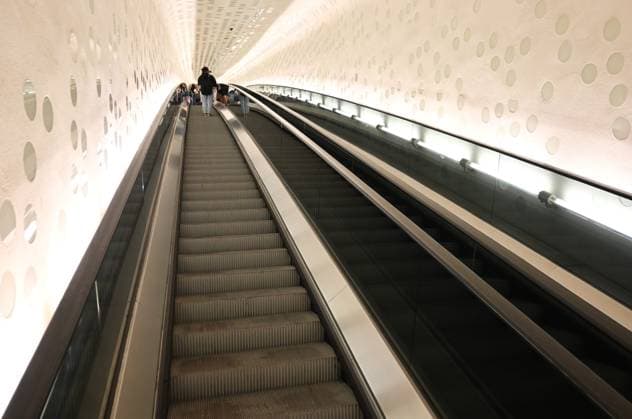 Hamburg. Die Rolltreppe zur Elphie bzw. der Plaza der Elbphilharmonie kostet ab Oktober 2026 voraussichtlich 5 Euro. Die Rolltreppe, auch bekannt als Tube, ist mit 82 Metern die längste gebogene Rolltreppe der Welt. Sie führt Besucher in etwa zweieinhalb Minuten von der Ostseite des Gebäudes durch den ehemaligen Speicher in 37 Meter Höhe zur öffentlich zugänglichen Aussichtsplattform, der Plaza.