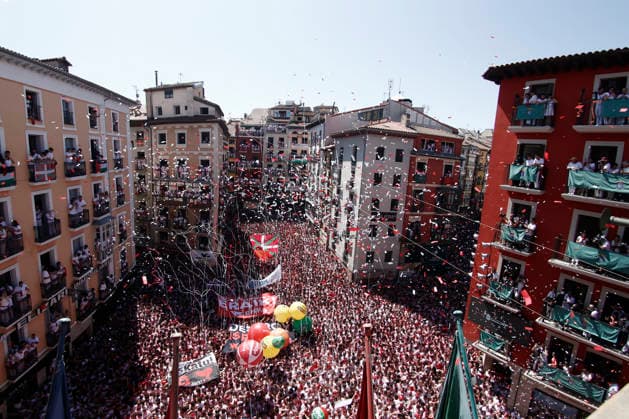 People enjoy the Chupinazo at Pamplona’s Town Hall Square, Navarra, northern Spain, 06 July 2026 which marks the start of the 2026 Sanfermines – nine days of festivities during which more than 500 events have been scheduled. Festival of San Fermin starts in Pamplona !ACHTUNG: NUR REDAKTIONELLE NUTZUNG!  Copyright: xJESUSxDIGESx GRAFCAV5831 20260706-55020814712_1