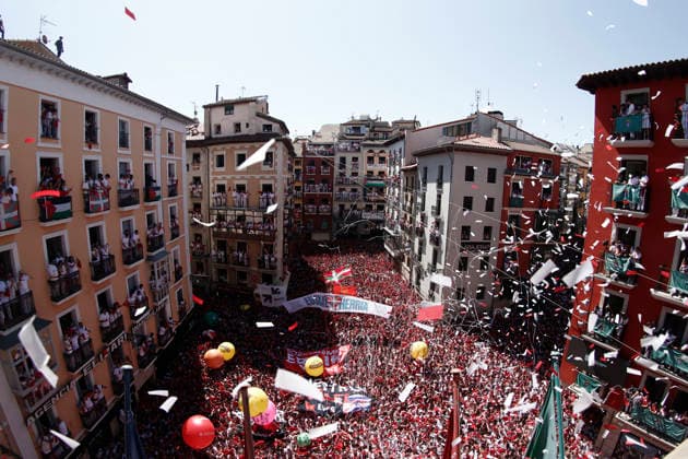 People enjoy the Chupinazo at Pamplona’s Town Hall Square, Navarra, northern Spain, 06 July 2026 which marks the start of the 2026 Sanfermines – nine days of festivities during which more than 500 events have been scheduled. Festival of San Fermin starts in Pamplona !ACHTUNG: NUR REDAKTIONELLE NUTZUNG!  Copyright: xJESUSxDIGESx GRAFCAV5834 20260706-55020814723_1