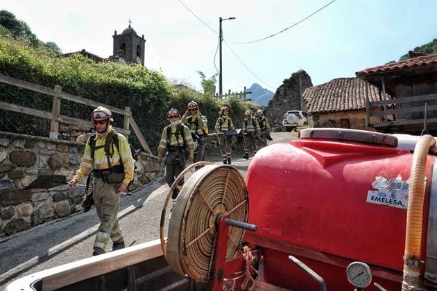 The wildfire in Ribota de Sajambre, León, continues. Several firefighters are on their way to extinguish the wildfire, as of July 6, 2026, in Ribota de Sajambre, León, Castile and León, Spain. The fire, which has been active since June 26 in Ribota de Sajambre, León, escalated this Sunday, July 5, to a Potential Severity Index (IGR) of 2, forcing the complete closure of the N 625 at kilometer 125.5, within the municipal boundaries of Oseja de Sajambre. It is believed that the fire was started intentionally, and efforts to extinguish it are currently underway. JULY 6, 2026 FIRE FIREFIGHTERS CIVIL GUARD BRIGADES FIRE EXTINCTION FIRE León, Castile and León León, Castile and León Spain  Copyright: xXuanxCuetox 7648970