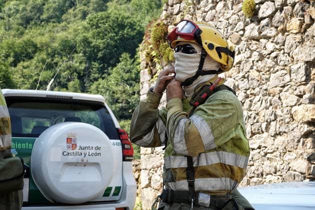 The wildfire in Ribota de Sajambre, León, continues. A firefighter prepares to extinguish the wildfire on July 6, 2026, in Ribota de Sajambre, León, Castile and León, Spain. The wildfire, which has been active since June 26 in Ribota de Sajambre, León, was upgraded this Sunday, July 5, to a Potential Severity Index (IGR) of 2 and has forced the complete closure of the N 625 at kilometer 125.5, within the municipality of Oseja de Sajambre. It is believed that the fire was started intentionally, and efforts to extinguish it are currently underway. JULY 6, 2026 FIRE FIREFIGHTERS CIVIL GUARD BRIGADES FIRE EXTINCTION FIRE León, Castile and León León, Castile and León Spain  Copyright: xXuanxCuetox 7648973
