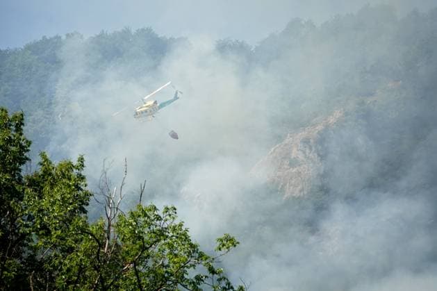 The wildfire in Ribota de Sajambre, León, continues. A helicopter is assisting in efforts to extinguish the wildfire, as of July 6, 2026, in Ribota de Sajambre, León, Castile and León, Spain. The fire, which has been burning since June 26 in Ribota de Sajambre, León, escalated this Sunday, July 5, to a Potential Severity Index (IGR) of 2, forcing the complete closure of the N 625 at kilometer 125.5, within the municipal boundaries of Oseja de Sajambre. It is believed that the fire was started intentionally, and efforts to extinguish it are currently underway. JULY 6, 2026 FIRE FIREFIGHTERS CIVIL GUARD BRIGADES FIRE EXTINCTION FIRE León, Castile and León León, Castile and León Spain  Copyright: xXuanxCuetox 7648992