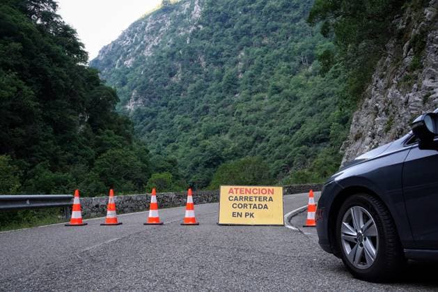 The wildfire in Ribota de Sajambre, León, continues. A road blocked by the wildfire, as of July 6, 2026, in Ribota de Sajambre, León, Castile and León, Spain. The wildfire, which has been active since June 26 in Ribota de Sajambre, León, rose on Sunday, July 5, to a Potential Severity Index (IGR) of 2 and has forced the complete closure of the N 625 at kilometer 125.5, within the municipality of Oseja de Sajambre. It is believed that the fire was started intentionally, and efforts to extinguish it are currently underway. JULY 6, 2026 FIRE FIREFIGHTERS CIVIL GUARD FIREFIGHTING BRIGADES FIRE EXTINCTION FIRE León, Castile and León León, Castile and León Spain  Copyright: xXuanxCuetox 7648993