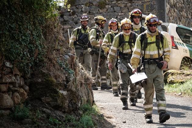 The wildfire in Ribota de Sajambre, León, continues. Several firefighters are on their way to extinguish the wildfire, as of July 6, 2026, in Ribota de Sajambre, León, Castile and León, Spain. The fire, which has been active since June 26 in Ribota de Sajambre, León, escalated this Sunday, July 5, to a Potential Severity Index (IGR) of 2, forcing the complete closure of the N 625 at kilometer 125.5, within the municipal boundaries of Oseja de Sajambre. It is believed that the fire was started intentionally, and efforts to extinguish it are currently underway. JULY 6, 2026 FIRE FIREFIGHTERS CIVIL GUARD BRIGADES FIRE EXTINCTION FIRE León, Castile and León León, Castile and León Spain  Copyright: xXuanxCuetox 7648969