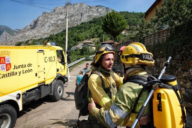 The wildfire in Ribota de Sajambre, León, continues. Several firefighters are preparing to extinguish the wildfire, as of July 6, 2026, in Ribota de Sajambre, León, Castile and León, Spain. The fire, which has been active since June 26 in Ribota de Sajambre, León, rose on Sunday, July 5, to a Potential Severity Index (IGR) of 2, forcing the complete closure of the N 625 at kilometer 125.5, within the municipality of Oseja de Sajambre. It is believed that the fire was started intentionally, and efforts to extinguish it are currently underway. JULY 6, 2026 FIRE FIREFIGHTERS CIVIL GUARD BRIGADES FIRE EXTINCTION FIRE León, Castile and León León, Castile and León Spain  Copyright: xXuanxCuetox 7648971