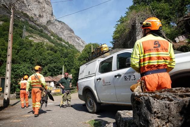 The wildfire in Ribota de Sajambre, León, continues. Several firefighters are preparing to extinguish the wildfire, as of July 6, 2026, in Ribota de Sajambre, León, Castile and León, Spain. The fire, which has been active since June 26 in Ribota de Sajambre, León, reached a July 5, to a Potential Severity Index (IGR) of 2, forcing the complete closure of the N 625 at kilometer 125.5, within the municipality of Oseja de Sajambre. It is believed that the fire was started intentionally, and efforts to extinguish it are currently underway. JULY 6, 2026 FIRE FIREFIGHTERS CIVIL GUARD BRIGADES FIRE EXTINCTION FIRE León, Castile and León León, Castile and León Spain  Copyright: xXuanxCuetox 7648979