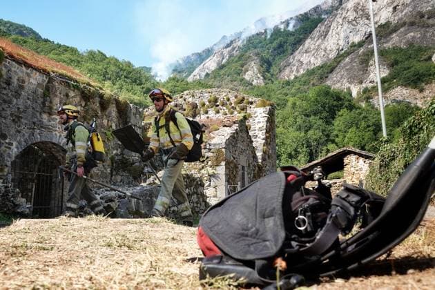 The wildfire in Ribota de Sajambre, León, continues. Several firefighters are preparing to extinguish the wildfire, as of July 6, 2026, in Ribota de Sajambre, León, Castile and León, Spain. The fire, which has been active since June 26 in Ribota de Sajambre, León, reached a July 5, to a Potential Severity Index (IGR) of 2, forcing the complete closure of the N 625 at kilometer 125.5, within the municipality of Oseja de Sajambre. It is believed that the fire was started intentionally, and efforts to extinguish it are currently underway. JULY 6, 2026 FIRE FIREFIGHTERS CIVIL GUARD BRIGADES FIRE EXTINCTION FIRE León, Castile and León León, Castile and León Spain  Copyright: xXuanxCuetox 7648980
