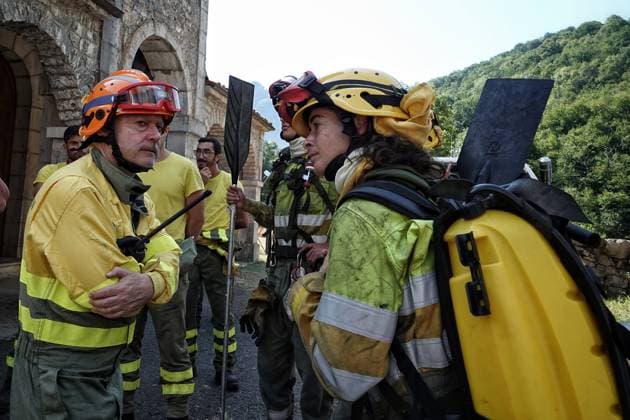 The wildfire in Ribota de Sajambre, León, continues. Several firefighters are preparing to extinguish the wildfire, as of July 6, 2026, in Ribota de Sajambre, León, Castile and León, Spain. The fire, which has been active since June 26 in Ribota de Sajambre, León, reached a July 5, to a Potential Severity Index (IGR) of 2, forcing the complete closure of the N 625 at kilometer 125.5, within the municipality of Oseja de Sajambre. It is believed that the fire was started intentionally, and efforts to extinguish it are currently underway. JULY 6, 2026 FIRE FIREFIGHTERS CIVIL GUARD BRIGADES FIRE EXTINCTION FIRE León, Castile and León León, Castile and León Spain  Copyright: xXuanxCuetox 7648981