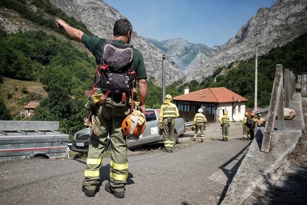 The wildfire in Ribota de Sajambre, León, continues. Several firefighters are preparing to extinguish the wildfire, as of July 6, 2026, in Ribota de Sajambre, León, Castile and León, Spain. The fire, which has been active since June 26 in Ribota de Sajambre, León, reached a July 5, to a Potential Severity Index (IGR) of 2, forcing the complete closure of the N 625 at kilometer 125.5, within the municipality of Oseja de Sajambre. It is believed that the fire was started intentionally, and efforts to extinguish it are currently underway. JULY 6, 2026 FIRE FIREFIGHTERS CIVIL GUARD BRIGADES FIRE EXTINCTION FIRE León, Castile and León León, Castile and León Spain  Copyright: xXuanxCuetox 7648983