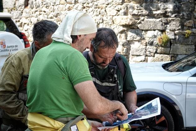 The wildfire in Ribota de Sajambre, León, continues. Several firefighters are preparing to extinguish the wildfire, as of July 6, 2026, in Ribota de Sajambre, León, Castile and León, Spain. The fire, which has been active since June 26 in Ribota de Sajambre, León, reached a July 5, to a Potential Severity Index (IGR) of 2, forcing the complete closure of the N 625 at kilometer 125.5, within the municipality of Oseja de Sajambre. It is believed that the fire was started intentionally, and efforts to extinguish it are currently underway. JULY 6, 2026 FIRE FIREFIGHTERS CIVIL GUARD BRIGADES FIRE EXTINCTION FIRE León, Castile and León León, Castile and León Spain  Copyright: xXuanxCuetox 7648984