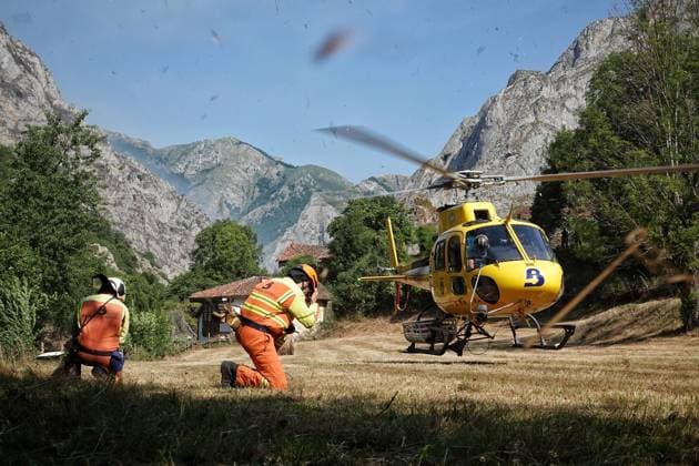The wildfire in Ribota de Sajambre, León, continues. A helicopter is assisting in efforts to extinguish the wildfire, as of July 6, 2026, in Ribota de Sajambre, León, Castile and León, Spain. The wildfire, which has been active since June 26 in Ribota de Sajambre, León, escalated this Sunday, July 5, to a Potential Severity Index (IGR) of 2, forcing the complete closure of the N 625 at kilometer 125.5, within the municipal boundaries of Oseja de Sajambre. It is believed that the fire was started intentionally, and efforts to extinguish it are currently underway. JULY 6, 2026 FIRE FIREFIGHTERS CIVIL GUARD BRIGADES FIRE EXTINCTION FIRE León, Castile and León León, Castile and León Spain  Copyright: xXuanxCuetox 7648990