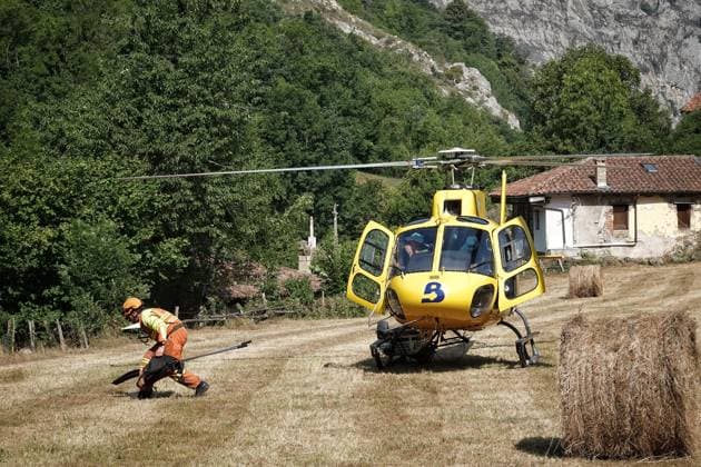 The wildfire in Ribota de Sajambre, León, continues. A helicopter is assisting in efforts to extinguish the wildfire, as of July 6, 2026, in Ribota de Sajambre, León, Castile and León, Spain. The wildfire, which has been active since June 26 in Ribota de Sajambre, León, escalated this Sunday, July 5, to a Potential Severity Index (IGR) of 2, forcing the complete closure of the N 625 at kilometer 125.5, within the municipal boundaries of Oseja de Sajambre. It is believed that the fire was started intentionally, and efforts to extinguish it are currently underway. JULY 6, 2026 FIRE FIREFIGHTERS CIVIL GUARD BRIGADES FIRE EXTINCTION FIRE León, Castile and León León, Castile and León Spain  Copyright: xXuanxCuetox 7648991