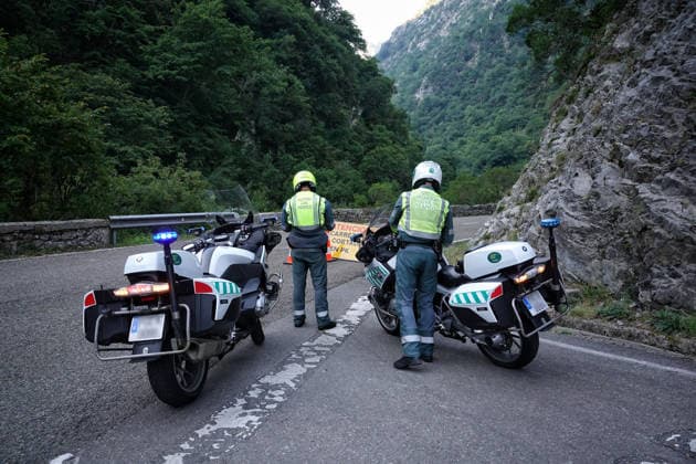 The wildfire in Ribota de Sajambre, León, continues. Two Civil Guard officers block a road due to the wildfire, on July 6, 2026, in Ribota de Sajambre, León, Castile and León, Spain. The fire, which has been active since June 26 in Ribota de Sajambre, León, escalated this Sunday, July 5, to a Potential Severity Index (IGR) of 2 and has forced the complete closure of the N 625 at kilometer 125.5, within the municipality of Oseja de Sajambre. It is believed that the fire was started intentionally, and efforts to extinguish it are currently underway. JULY 6, 2026 FIRE FIREFIGHTERS CIVIL GUARD BRIGADES FIRE EXTINCTION FIRE BLURRED Leon, Castile and León Leon, Castile and León Spain  Copyright: xXuanxCuetox 7648997