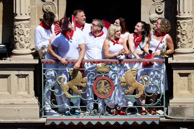 San Fermin Festival in Spain PAMPLONA, SPAIN - JULY 06: Participants gather on the balcony of Pamplona City Hall during the traditional Chupinazo ceremony marking the opening of the San Fermin Festival in Pamplona, Spain, on July 06, 2026. The festival, one of Spain s best-known cultural events and famous for the running of the bulls through narrow streets, officially began with the launch of the ceremonial Chupinazo rocket from the city hall balcony. Ruben Albarran Anadolu Pamplona Spain. Editorial use only. Please get in touch for any other usage.  Copyright: x2026xAnadoluxRubenxAlbarranx