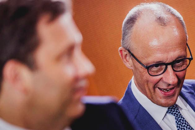 (R-L) Friedrich Merz (CDU), Bundeskanzler, und Lars Klingbeil, Bundesminister der Finanzen, aufgenommen im Rahmen der Kabinettssitzung im Bundeskanzleramt in Berlin, 06.07.2026. Bei der heutigen Sitzung will die Regierung den Haushaltsentwurf beschliessen. Berlin Deutschland *** R L Friedrich Merz, CDU, Federal Chancellor, and Lars Klingbeil, Federal Minister of Finance, photographed during a cabinet meeting at the Federal Chancellery in Berlin, July 6, 2026. At today s meeting, the government plans to approve the draft budget. Berlin, Germany Copyright: xFlorianxGaertnerx