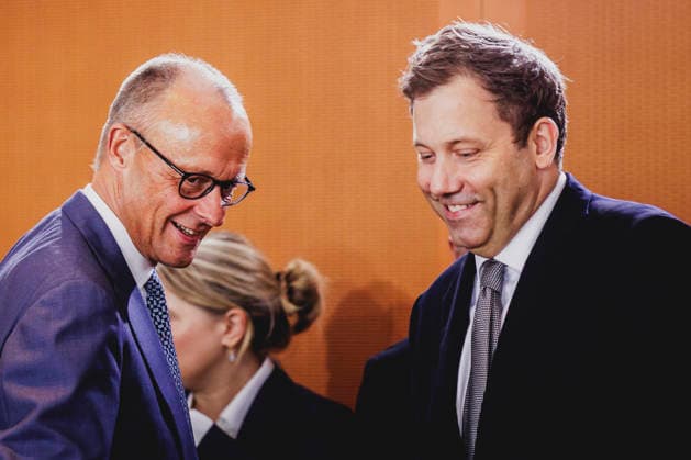 (L-R) Friedrich Merz (CDU), Bundeskanzler, und Lars Klingbeil, Bundesminister der Finanzen, aufgenommen im Rahmen der Kabinettssitzung im Bundeskanzleramt in Berlin, 06.07.2026. Bei der heutigen Sitzung will die Regierung den Haushaltsentwurf beschliessen. Berlin Deutschland *** L R Friedrich Merz, CDU, Federal Chancellor, and Lars Klingbeil, Federal Minister of Finance, photographed during a cabinet meeting at the Federal Chancellery in Berlin, July 6, 2026. At today s meeting, the government plans to approve the draft budget. Berlin, Germany Copyright: xFlorianxGaertnerx