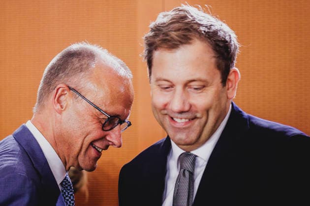 (L-R) Friedrich Merz (CDU), Bundeskanzler, und Lars Klingbeil, Bundesminister der Finanzen, aufgenommen im Rahmen der Kabinettssitzung im Bundeskanzleramt in Berlin, 06.07.2026. Bei der heutigen Sitzung will die Regierung den Haushaltsentwurf beschliessen. Berlin Deutschland *** L R Friedrich Merz, CDU, Federal Chancellor, and Lars Klingbeil, Federal Minister of Finance, photographed during a cabinet meeting at the Federal Chancellery in Berlin, July 6, 2026. At today s meeting, the government plans to approve the draft budget. Berlin, Germany Copyright: xFlorianxGaertnerx