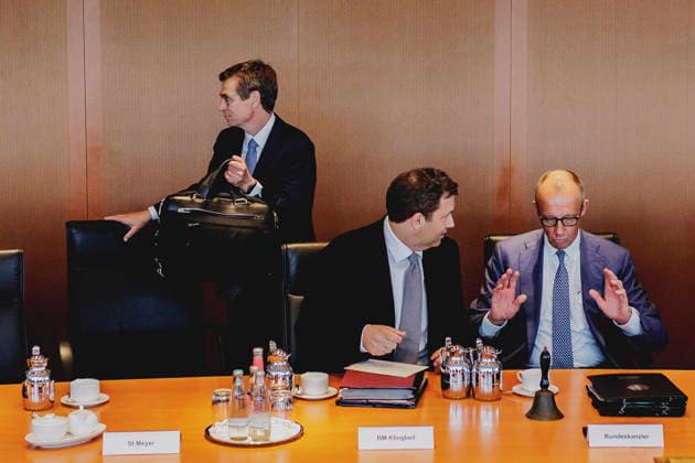 (R-L) Friedrich Merz (CDU), Bundeskanzler, Lars Klingbeil, Bundesminister der Finanzen, und Steffen Meyer, Staatssekretaer im Bundesministerium der Finanzen, aufgenommen im Rahmen der Kabinettssitzung im Bundeskanzleramt in Berlin, 06.07.2026. Bei der heutigen Sitzung will die Regierung den Haushaltsentwurf beschliessen. Berlin Deutschland *** R L Friedrich Merz (CDU), Federal Chancellor; Lars Klingbeil, Federal Minister of Finance; and Steffen Meyer, State Secretary at the Federal Ministry of Finance, photographed during the cabinet meeting at the Federal Chancellery in Berlin, July 6, 2026. At today’s meeting, the government plans to approve the draft budget. Berlin, Germany Copyright: xFlorianxGaertnerx