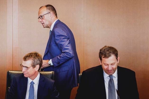 (R-L) Lars Klingbeil, Bundesminister der Finanzen, Friedrich Merz (CDU), Bundeskanzler, und Steffen Meyer, Staatssekretaer im Bundesministerium der Finanzen, aufgenommen im Rahmen der Kabinettssitzung im Bundeskanzleramt in Berlin, 06.07.2026. Bei der heutigen Sitzung will die Regierung den Haushaltsentwurf beschliessen. Berlin Deutschland *** R. L. Lars Klingbeil, Federal Minister of Finance; Friedrich Merz (CDU), Federal Chancellor; and Steffen Meyer, State Secretary at the Federal Ministry of Finance, photographed during the cabinet meeting at the Federal Chancellery in Berlin, July 6, 2026. At today’s meeting, the government plans to approve the draft budget. Berlin, Germany Copyright: xFlorianxGaertnerx