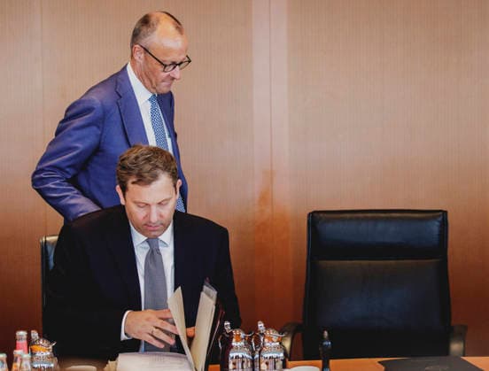 (L-R) Friedrich Merz (CDU), Bundeskanzler, und Lars Klingbeil, Bundesminister der Finanzen, aufgenommen im Rahmen der Kabinettssitzung im Bundeskanzleramt in Berlin, 06.07.2026. Bei der heutigen Sitzung will die Regierung den Haushaltsentwurf beschliessen. Berlin Deutschland *** L R Friedrich Merz, CDU, Federal Chancellor, and Lars Klingbeil, Federal Minister of Finance, photographed during a cabinet meeting at the Federal Chancellery in Berlin, July 6, 2026. At today s meeting, the government plans to approve the draft budget. Berlin, Germany Copyright: xFlorianxGaertnerx