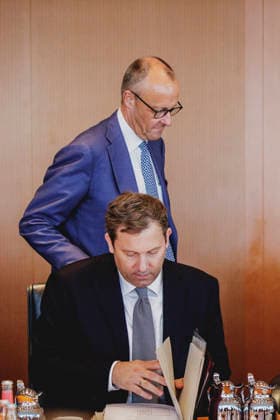 (L-R) Friedrich Merz (CDU), Bundeskanzler, und Lars Klingbeil, Bundesminister der Finanzen, aufgenommen im Rahmen der Kabinettssitzung im Bundeskanzleramt in Berlin, 06.07.2026. Bei der heutigen Sitzung will die Regierung den Haushaltsentwurf beschliessen. Berlin Deutschland *** L R Friedrich Merz, CDU, Federal Chancellor, and Lars Klingbeil, Federal Minister of Finance, photographed during a cabinet meeting at the Federal Chancellery in Berlin, July 6, 2026. At today s meeting, the government plans to approve the draft budget. Berlin, Germany Copyright: xFlorianxGaertnerx