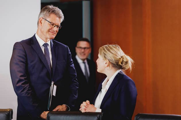 (L-R) Patrick Schnieder (CDU), Bundesminister fuer Verkehr, und Verena Hubertz (SPD), Bundesministerin fuer Wohnen, Stadtentwicklung und Bauwesen, aufgenommen im Rahmen der Kabinettssitzung im Bundeskanzleramt in Berlin, 06.07.2026. Bei der heutigen Sitzung will die Regierung den Haushaltsentwurf beschliessen. Berlin Deutschland *** L R Patrick Schnieder (CDU), Federal Minister of Transportation, and Verena Hubertz (SPD), Federal Minister of Housing, Urban Development, and Construction, photographed during the cabinet meeting at the Federal Chancellery in Berlin, July 6, 2026 At today’s meeting, the government plans to approve the draft budget Berlin, Germany Copyright: xFlorianxGaertnerx