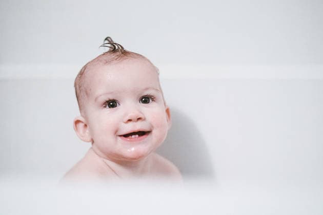 Smiling baby enjoying bath time at home Cincinnati, Ohio, United States R_KRHE260624A-2067669-01 ,model released, Symbolfoto