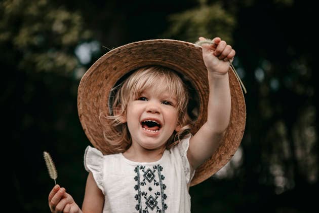 Happy child with straw hat Cincinnati, Ohio, United States R_KRHE260624D2-2067680-01 ,model released, Symbolfoto