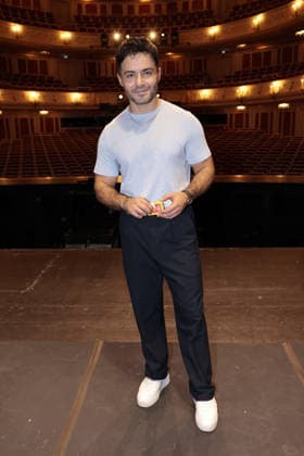 Aram Arami beim exklusiven Workshop von den Stomp Percussion Kuenstlern anlaesslich eines Gastspiels in der Staatsoper Unter den Linden am 6.07.2026 in Berlin Promi-Workshop fuer Caroline Beil, Jessica Ginkel & Aram Arami mit den Stomp Percussion Kuenstlern *** Aram Arami at an exclusive workshop led by the Stomp Percussion artists during a guest performance at the Staatsoper Unter den Linden on July 6, 2026, in Berlin. Celebrity workshop for Caroline Beil, Jessica Ginkel, and Aram Arami with the Stomp Percussion artists 