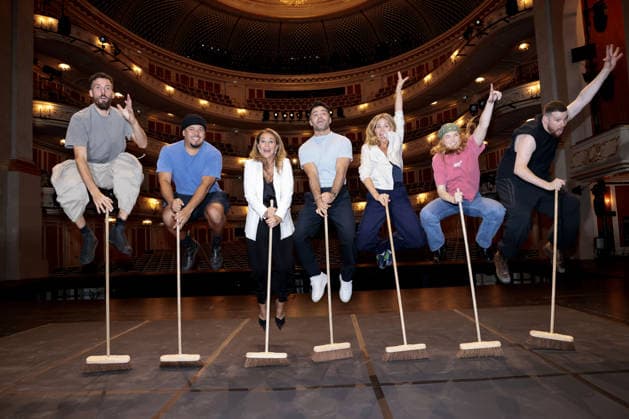Caroline Beil, Aram Arami und Jessica Ginkel beim exklusiven Workshop von den Stomp Percussion Kuenstlern anlaesslich eines Gastspiels in der Staatsoper Unter den Linden am 6.07.2026 in Berlin Promi-Workshop fuer Caroline Beil, Jessica Ginkel & Aram Arami mit den Stomp Percussion Kuenstlern *** Caroline Beil, Aram Arami, and Jessica Ginkel at an exclusive workshop led by the Stomp Percussion artists during a guest performance at the Staatsoper Unter den Linden on July 6, 2026, in Berlin. Celebrity workshop for Caroline Beil, Jessica Ginkel, and Aram Arami with the Stomp Percussion artists 