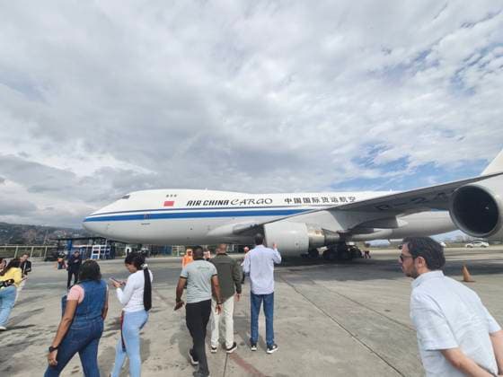 (260706) -- CARACAS, July 6, 2026 -- This photo taken with a mobile phone shows a Chinese plane carrying China s first batch of quake relief supplies arriving at Maiquetia Simon Bolivar International Airport near Caracas, Venezuela, on July 6, 2026. ) Photo Flash China s first batch of quake relief supplies arrives in Venezuela TianxRui 