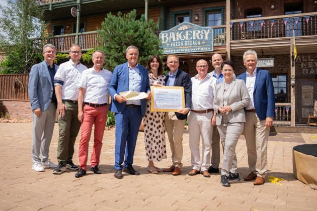 Eröffnung, Europa Park Kinderhaus Kleine Helden, RTL, Wir helfen Kindern, ; Roland Mack, Ernst Heller, Miriam Mack, Michael Mack, Wolfram Kons, Marion Gentes, Kai-Achim Klare, Jürgen Mack, Rust Europa Park Deutschland *** Grand Opening, Europa-Park Kleine Helden Children s House, RTL, Wir helfen Kindern, Roland Mack, Ernst Heller, Miriam Mack, Michael Mack, Wolfram Kons, Marion Gentes, Kai Achim Klare, Jürgen Mack, Rust Europa-Park Germany Copyright: xFINLEYxMÖRCHx