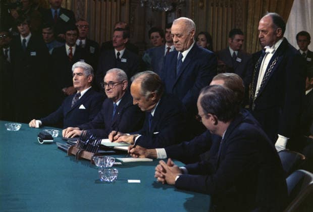 RECORD DATE NOT STATED Photo of US Secretary of State William Rogers signing the Paris Peace Accords. Photograph of US Secretary of State William Rogers signing the Paris Peace Accords on 27 January 1973 during a formal diplomatic ceremony, capturing a moment of international significance. Editorial use only. All other uses to be cleared with the copyright owner (World History Archive), in advance., WHA_298_0083.jpg, William Rogers; Paris Peace Accords; 1973; US Secretary of State; Vietnam War; United States; Peace Treaty; Diplomacy; Cold War; Paris; Ceasefire Agreement; January 27; Richard Nixon Administration; End of Vietnam War; International Relations; Negotiations; North Vietnam; South Vietnam; Indochina; Post-war settlement Copyright: xWorldxHistoryxArchivex