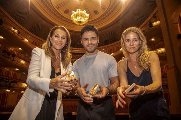 ABB STOMP-Caroline Beil, Aram Arami und Jessica Ginkel auf der Buehne beim Foto-TV-Call zum Gastspiel von STOMP in der Staatsoper Unter den Linden, Berlin den 06.07.2026 Berlin Deutschland