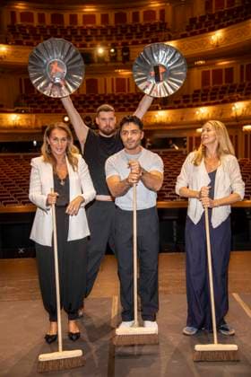 ABB STOMP- Caroline Beil, SEAN PERHAM Aram Arami und Jessica Ginkel auf der Buehne beim Foto-TV-Call zum Gastspiel von STOMP in der Staatsoper Unter den Linden, Berlin den 06.07.2026 Berlin Deutschland