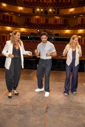ABB STOMP- Caroline Beil, Aram Arami und Jessica Ginkel auf der Buehne beim Foto-TV-Call zum Gastspiel von STOMP in der Staatsoper Unter den Linden, Berlin den 06.07.2026 Berlin Deutschland