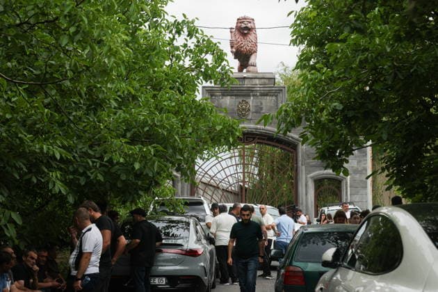 ARMENIA, KOTAYK PROVINCE - JULY 6, 2026: Citizens crowd outside the home of Gagik Tsarukyan, Chairman of Prosperous Armenia, in the village of Arinj, northeast of Yerevan. According to his spokeswoman, searches occur across almost all of the offices of companies owned by Tsarukyan s Multi Group Concern. Alexander Patrin TASS  94752184