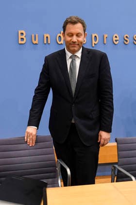 ABB BPK- Lars Klingbeil der Bundesminister der Finanzen SPD Politiker bei der Veroeffentlichung des Bericht Vorstellung Regierungsentwurf des Bundeshaushalts 2027 und Finanzplan bis 2030 auf der BPK Bundespressekonferenz am 06.07.2026 in Berlin Berlin Deutschland *** ABB BPK Lars Klingbeil, Federal Minister of Finance and SPD politician, at the press conference announcing the government’s draft of the 2027 federal budget and financial plan through 2030 at the BPK Federal Press Conference on July 6, 2026, in Berlin, Germany