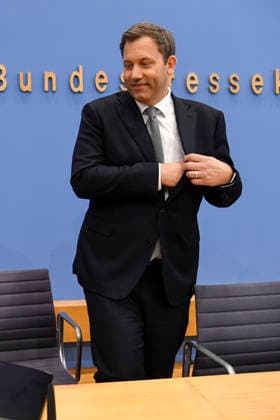 ABB BPK- Dr.Steffen Meyer Staatssekretaer BMF Lars Klingbeil der Bundesminister der Finanzen SPD Politiker bei der Veroeffentlichung des Bericht Vorstellung Regierungsentwurf des Bundeshaushalts 2027 und Finanzplan bis 2030 auf der BPK Bundespressekonferenz am 06.07.2026 in Berlin Berlin Deutschland *** ABB BPK Dr. Steffen Meyer, State Secretary at the Federal Ministry of Finance (BMF); Lars Klingbeil, Federal Minister of Finance; and SPD politicians at the press conference announcing the government’s draft federal budget for 2027 and financial plan through 2030 at the BPK Federal Press Conference on July 6, 20222026 in Berlin, Germany